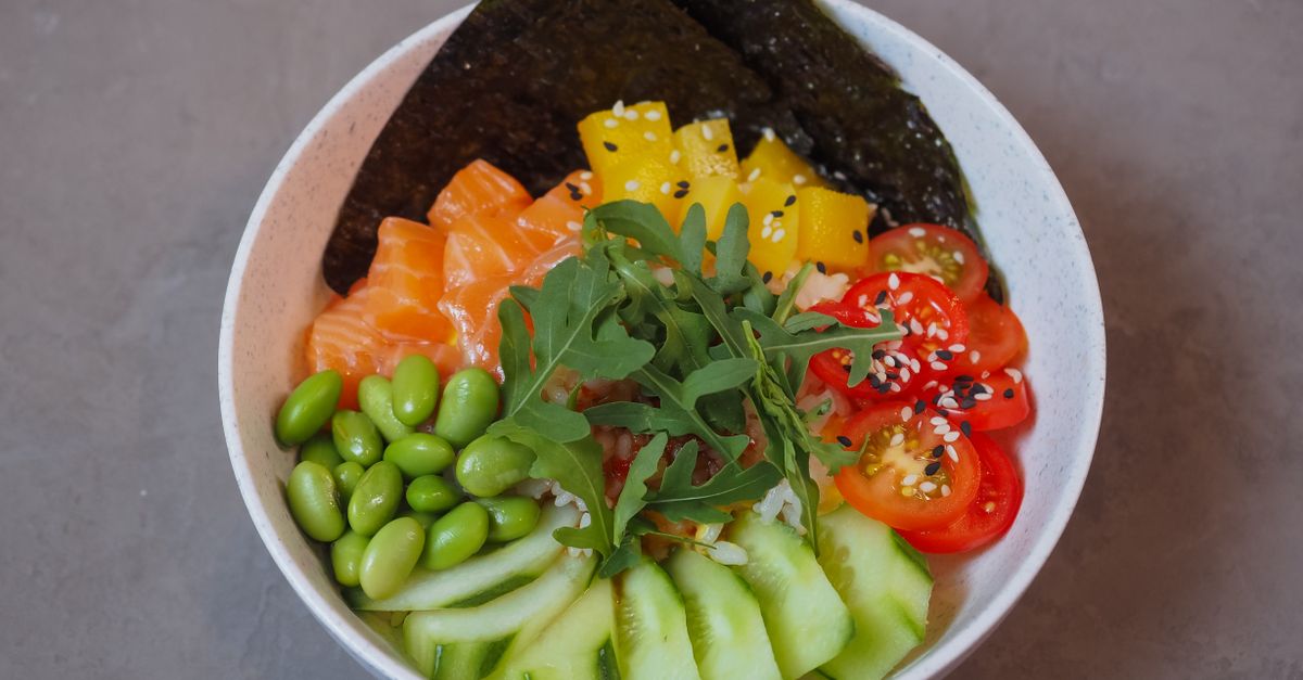 Poke bowl healthy food truck — poisson frais et avocat